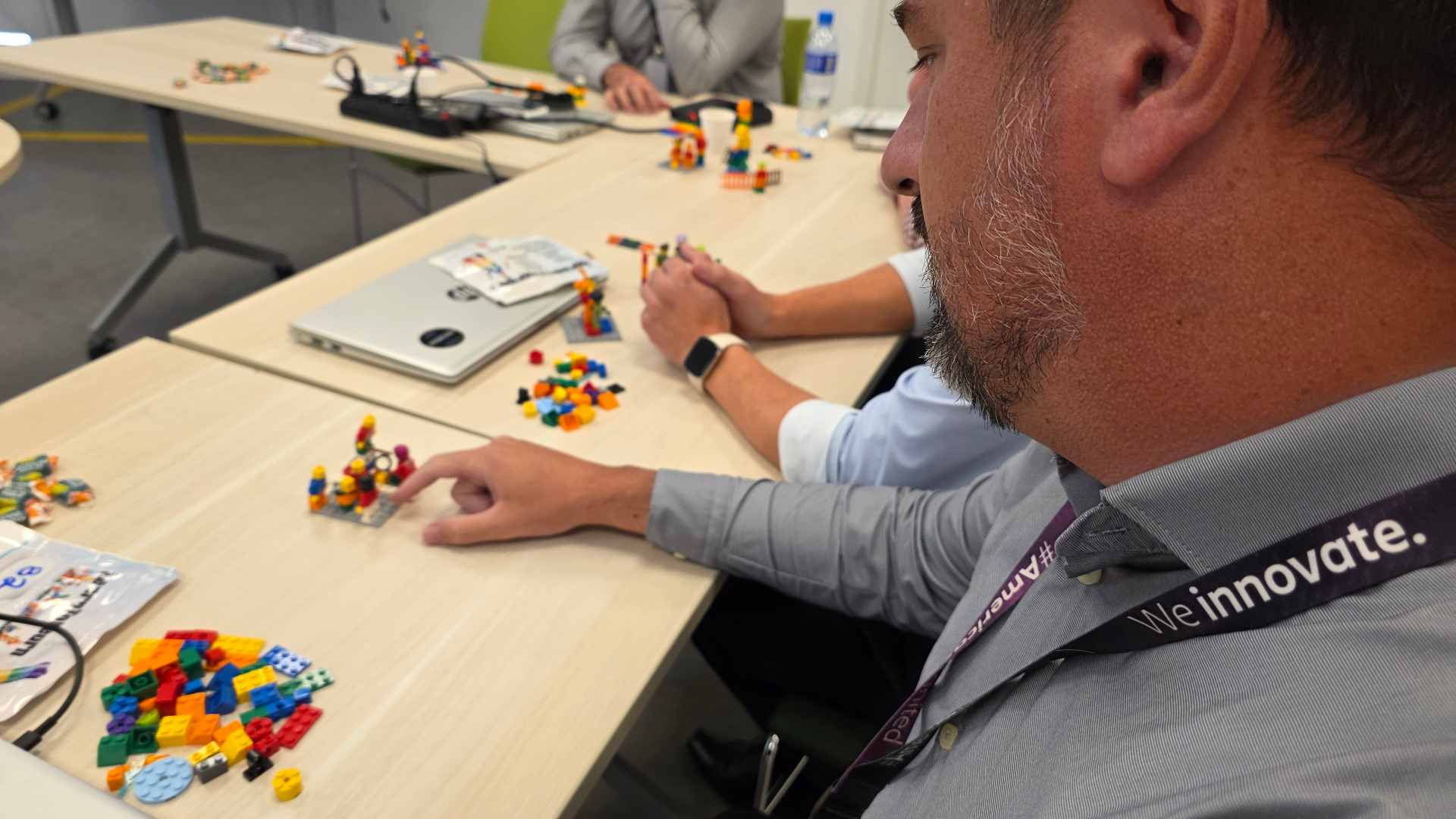 Participante construindo modelo LEGO individual em workshop corporativo