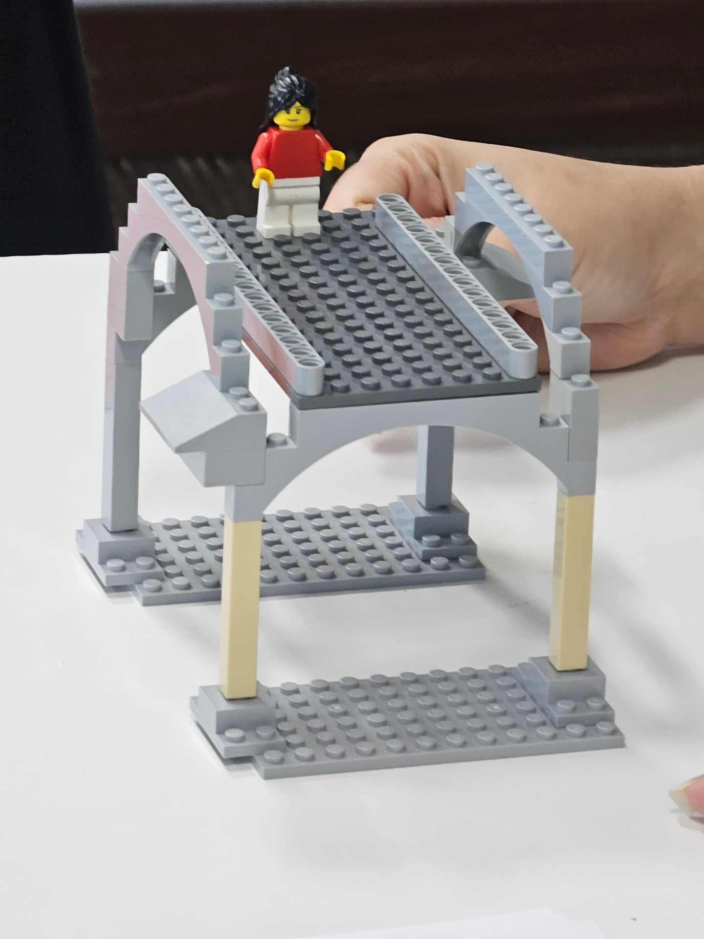 Estrutura arquitetônica em LEGO com minifig no topo simbolizando visão