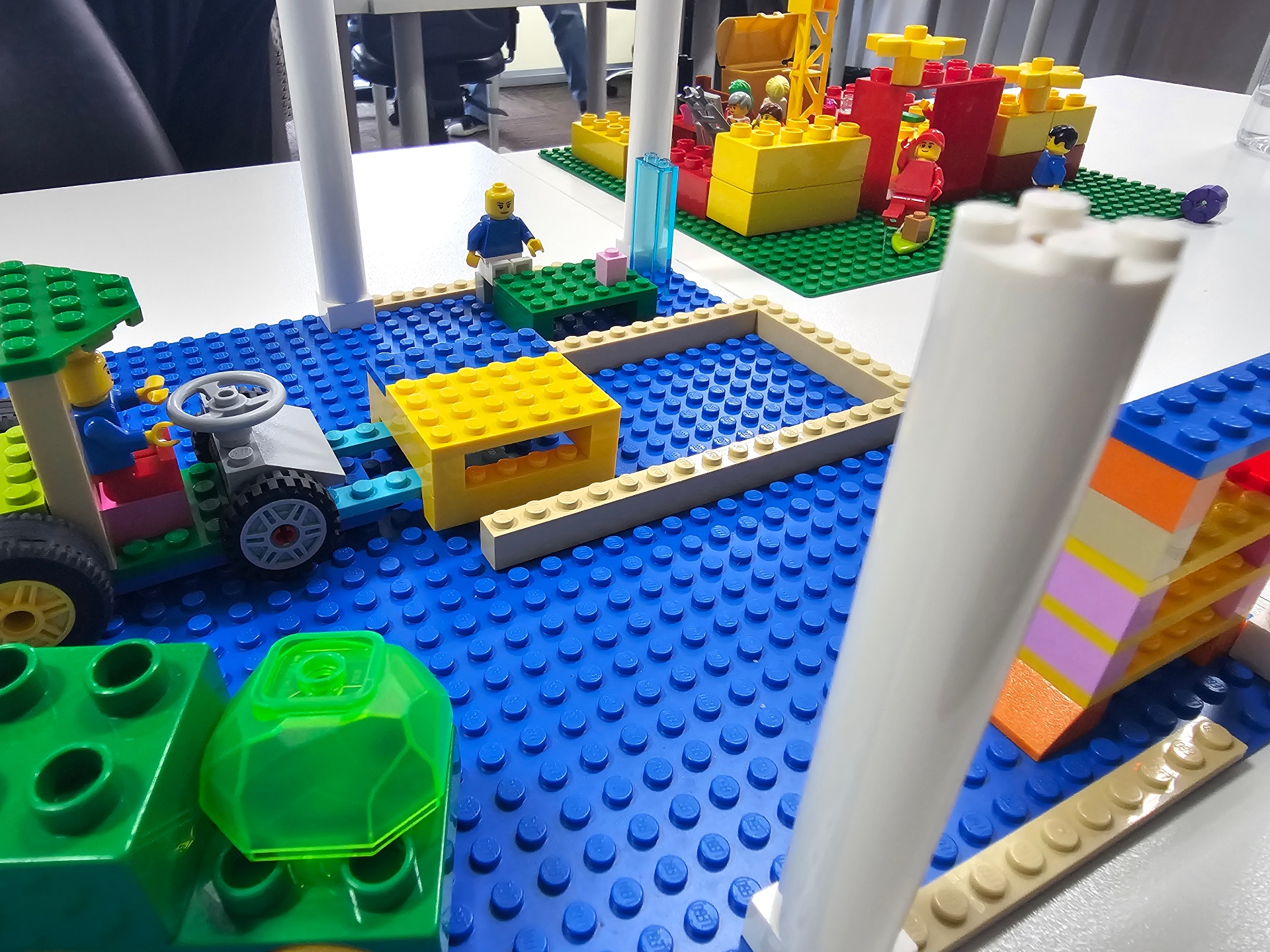 Cenário coletivo construído em LEGO com múltiplas frentes de trabalho