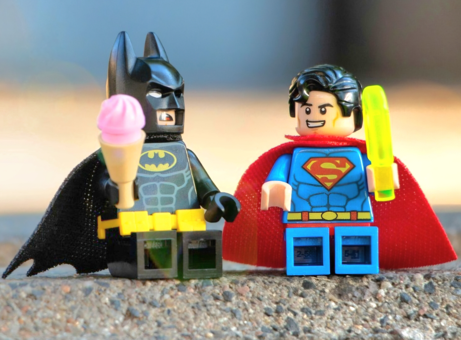 Minifigs LEGO de super-heróis representando perfis e arquétipos de equipe